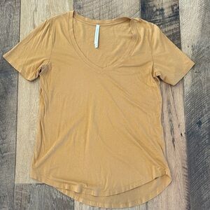 The Group Babaton M Women's V-Neck Mustard Causal V-neck Tee